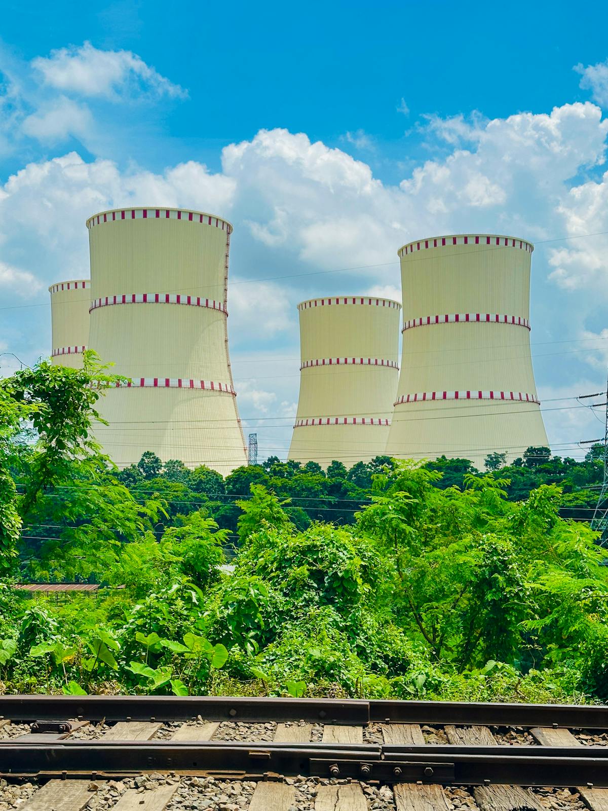 原子力発電所と冷却塔 — エネルギー安全保障の中核インフラ