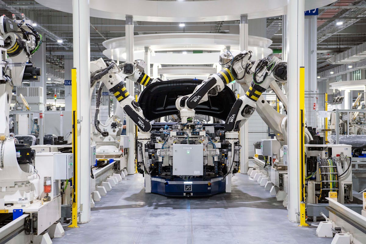 自動車工場の組立ロボット — トランプ関税で影響を受ける日本の自動車産業
